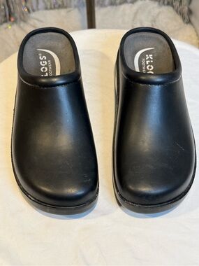 Klogs Black Slip-On Comfort Clogs